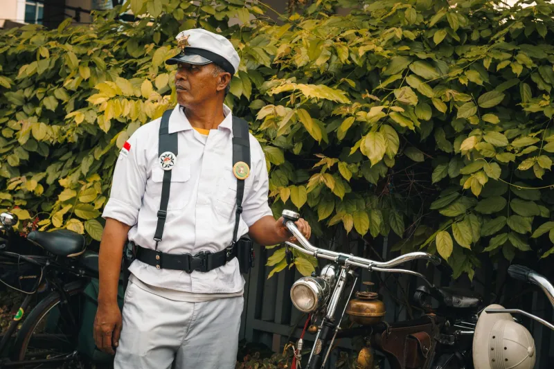 When Downtown Parking Meant Someone Else Did the Driving — Before America Chose Convenience Over Service